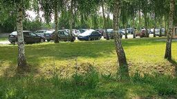 Samochody parkują na poboczach jezdni 