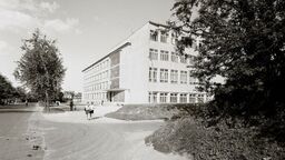 Widok ogólny na gmach Wydziału od strony ul. Nadbystrzyckiej w Lublinie