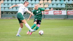 Roksana Ratajczyk (w zielonym stroju) otworzyła wynik meczu w Krakowie
