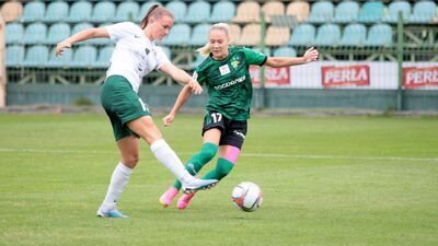 Roksana Ratajczyk (w zielonym stroju) otworzyła wynik meczu w Krakowie
