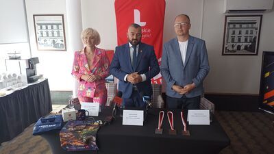 Paweł Danielczuk (pierwszy z prawej) serdecznie zaprasza kibiców do dopingowania na arenach, na których rozgrywana jest Ogólnopolska Olimpiada Młodzieży