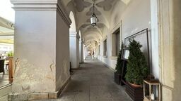 W ramach renowacji podcieni zaplanowano m.in. usunięcie starych tynków, położenie nowych i pomalowanie ich w 10 staromiejskich kamienicach