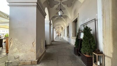 W ramach renowacji podcieni zaplanowano m.in. usunięcie starych tynków, położenie nowych i pomalowanie ich w 10 staromiejskich kamienicach
