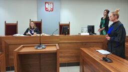 Podczas ogłaszania wyroku w sali rozpraw nie było przedstawiciela prokuratury, ani pełnomocnika oskarżycieli posiłkowych, a jedynie obrończyni Nazara M.