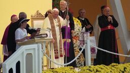 Piękno tej ziemi skłania mnie do wołania o jej zachowanie dla przyszłych pokoleń. Jeśli kochacie tę ojczystą ziemię, niech to wołanie nie pozostanie bez odpowiedzi! – apelował Jan Paweł II w sobotę 12 czerwca 1999 roku, podczas liturgii słowa na placu przy Kościele Matki Boskiej Królowej Polski w Zamościu, do ponad 300 tys. wiernych