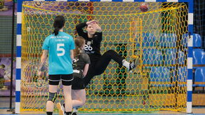 Karolina Osowska (w czarnym stroju) będzie walczyć o akademickie mistrzostwo świata