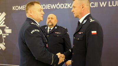 Inspektor Robert Michna (z prawej), mł. insp. Tomasz Gil (z lewej) i mł. insp. Olgierd Oleksiak (w głębi)