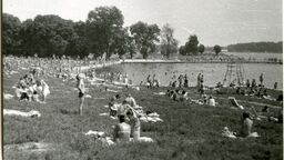 Plażowicze nad Zalewem Zemborzyckim w pierwszych latach jego istnienia
