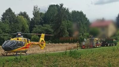 Ciągnik przygniótł rolnika. Mężczyznę zabrało lotnicze pogotowie