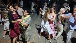 Potańcówka w lubelskim skansenie. Szlagiery z dawnych lat przyciągają tłumy