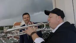 Prezydent Rafał Zwolak towarzyszy Piotrowi Szymańskiemu w kilku momentach klipu do piosenki "Cieszmy się życiem"