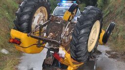 Ciągnik przewrócił się na skarpie i przygniótł kierującego