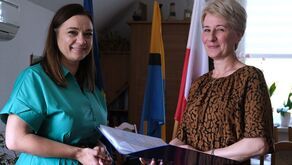 Burmistrz Zwierzyńca Edyta Wolanin (z lewej) z nową sekretarz Bernadetą Bartnik. 