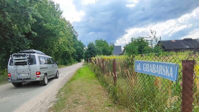 Jedna ulica, dwa światy. Mieszkańcy chcą asfaltu