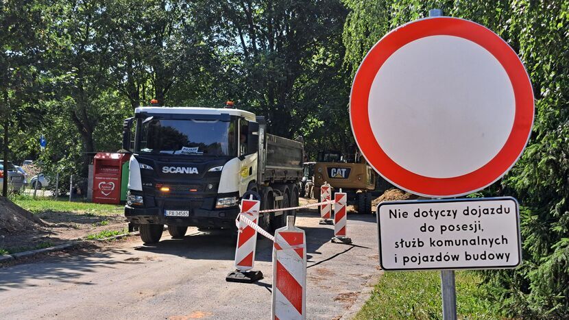 Remont ulicy Samsonowicza już trwa. Mieszkańcy żyją na budowie<br />
