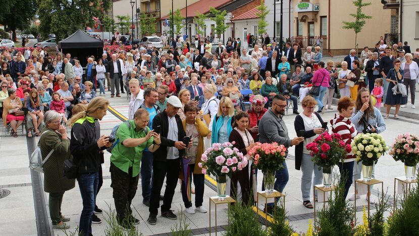 Święto Róż to jedna z najbardziej znanych i popularnych letnich imprez organizowanych na terenie powiatu puławskiego