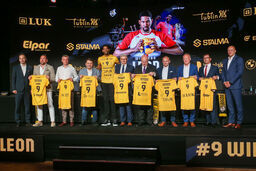 Krzysztof Skubiszewski (pierwszy z lewej)