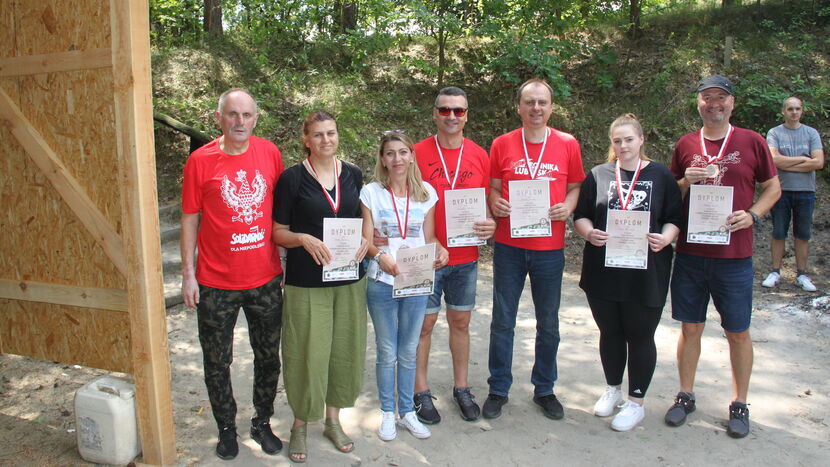 Najlepsi strzelcy zawodów w Borowicy w towarzystwie prezesa Ogniska Miejskiego "TKKF Cukropol” Bogusława Barszczewskiego (pierwszy z lewej)