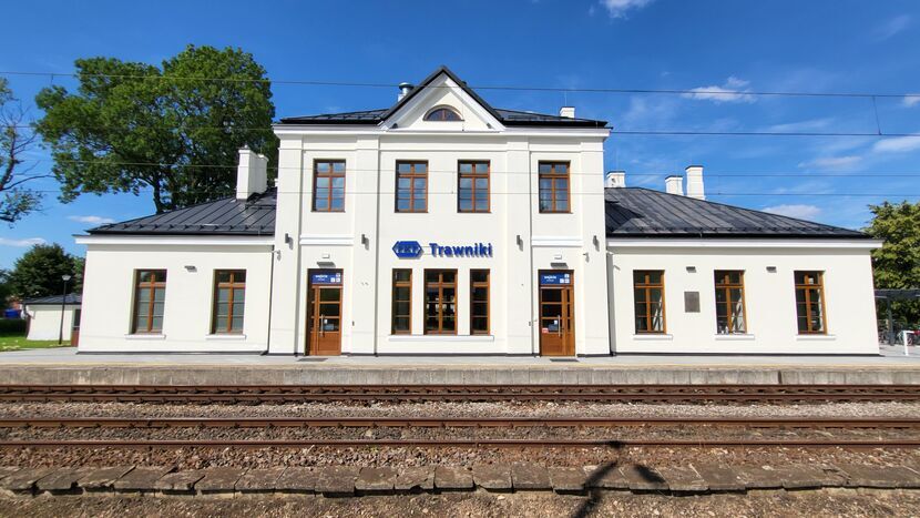 Pochodzący z lat 20. XX w. dworzec w Trawnikach (pow. świdnicki) działa przy linii kolejowej nr 7 Warszawa Wschodnia – Dorohusk<br />
<br />
