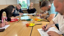 Studenci i więźniowie przy jednym stole. Spisali swoje historie