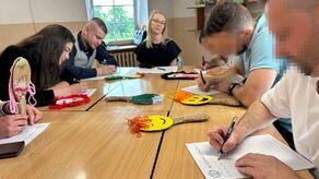 Studenci i więźniowie przy jednym stole. Spisali swoje historie