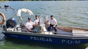 Przewrócona łódka i dryfujący mężczyzna. Od tragedii mogły go dzielić chwile 