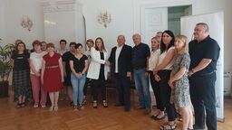 Nowa dyrektor Elżbieta Sokołowska (w środku) z załogą OHP w Roskoszy. Obok niej Karol Sudewicz, dotychczasowy dyrektor 