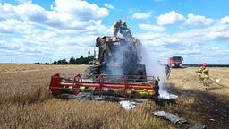 Kombajn zapalił się na polu. Gasiło go kilka jednostek
