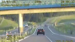 Kierowca mijał inne samochody z zawrotną prędkością