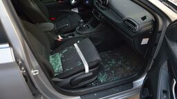 Policjanci wybili szybę w aucie 