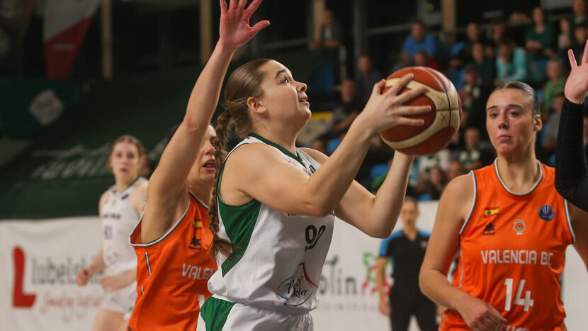 W poprzednim sezonie Dominika Ullmann (z piłką) i jej koleżanki występowały w Eurolidze. Teraz schodzą półkę niżej, do FIBA EuroCup