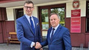 Marek Sikora (z prawej) odebrał z rąk dyrektora Oddziału Regionalnego Kasy Rolniczego Ubezpieczenia Społecznego Mateusza Winiarskiego nominację na stanowisko kierownika Placówki Terenowej KRUS w Chełmie. 