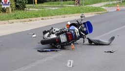 Po zderzeniu z samochodem motocyklista przewrócił się na jezdnię