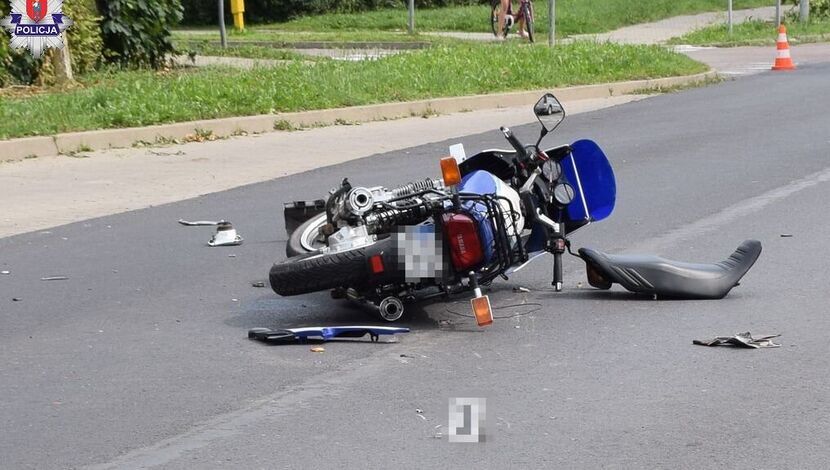 Po zderzeniu z samochodem motocyklista przewrócił się na jezdnię