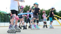 Wakacje nie muszą być nudne. Można je spędzić na rolkach