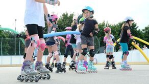 Wakacje nie muszą być nudne. Można je spędzić na rolkach
