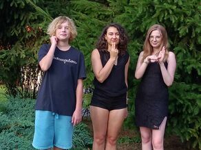 Organizatorzy Marta Edeńska, Klaudia Kopciowska i Piotra Leziak mówią "Głuche Miasto" w polskim języku migowym