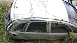 Kierowca dachował i wjechał do rowu