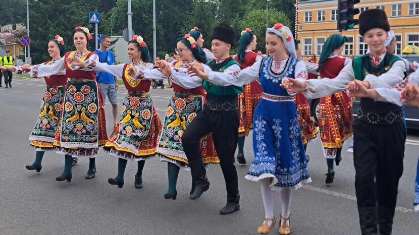 Gospodarzem Eurofolku jest Zespół Pieśni i Tańca Zamojszczyzna działający przy Zamojskim Domu Kultury. Co roku przyjmuje gości z różnych zakątków świata