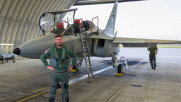 Pilot mjr Adrian Chudziński przy samolocie odrzutowym M-346, jeden z instuktorów. W Dęblinie za sterami takich maszyn siadają podchorąży piątego roku "Szkoły Orląt"