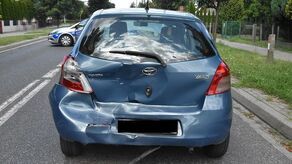 Zatrzymał się przed przejściem, uderzył w niego inny samochód