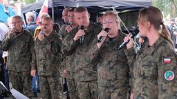 Ta piosenka chwyta za serce. Hubal z Hrubieszowa podczas uroczystości odsłonięcia pomnika Rzeź wołyńska w Domostawie