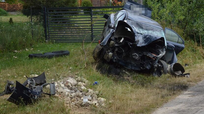 Samochód, którym jechał 24-latek jest doszczętnie zniszczony