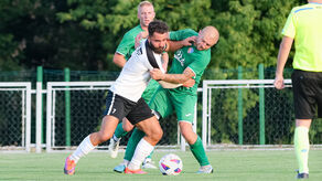 Damian Otręba (na pierwszym planie) ustrzelił dublet w meczu Omegi z beniaminkiem