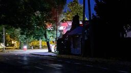 Ciemny zaułek ulicy polubili klienci stacji. "Codziennie widać butelki na chodniku"