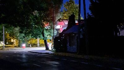 Ciemny zaułek ulicy polubili klienci stacji. "Codziennie widać butelki na chodniku"