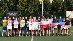 Uczestnicy czwartkowego spotkania piłkarskiego z okazji 80. rocznicy wybuchu Powstania Warszawskiego