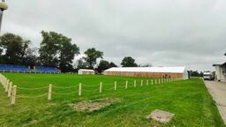 Na placu rozstawiono już namioty i trybuny