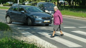 "Kocie oczka" zamrugają do kierowców przed przejściami dla pieszych