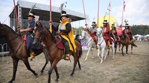 Rycerze, partyzanci i żołnierze opanowali miasteczko. Pokazali broń, trochę powalczyli